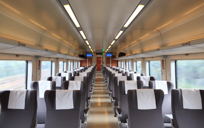 Intérieur d'un wagon de train qui est agencé à l'aide de panneau en composite aluminium de la gamme larcore®